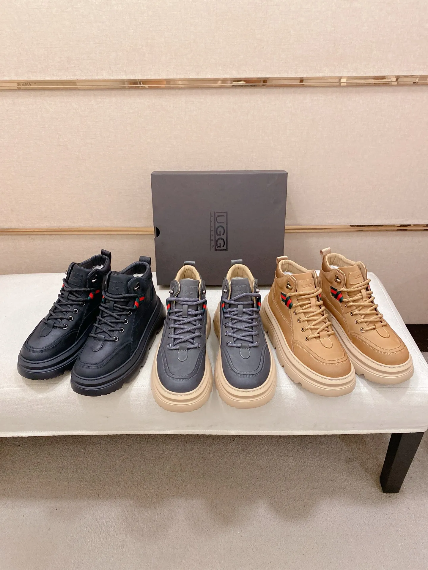 Factory price: 700💰New UGG fur-integrated men's simple and fashionable snow shoes. The most worth buying at the end of this year are warm casual shoes. Whether you are out and about at home, their comfortable and warm performance will be your most suitable fashion companion! The material is cowhide upper and imported wool is used inside. Two layers of cowhide for warmth and comfort! The eva+ rubber patch outsole is cushioned, non-slip and wear-resistant, and has good elasticity. It is light and wear-resistant, comfortable and soft, and the new simple cut is more fashionable. It has both practicality and fashion sense, so you no longer have to worry about how to match it in winter, while still maintaining your fashionable taste. High-quality genuine wool produced in Dongguan. The material depends on the details! Size: 39-40-41-42-43-44-45 sneaker size